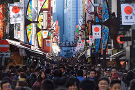 Du khách tại khu mua sắm Ueno ở Tokyo, Nhật Bản. (Nguồn: AFP/TTXVN) 