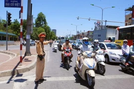 Phân luồng giao thông tại ngã tư Đại Cồ Việt-Xã Đàn-Giải Phóng. (Ảnh: Doãn Tấn/TTXVN)