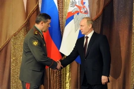 Tổng thống Putin và Tướng Valery Gerasimov trong cuộc họp với các tướng lĩnh đứng đầu quân đội Nga tại Moskva. (Nguồn: AFP/TTXVN)