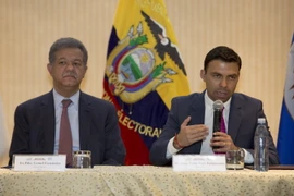 Chủ tịch Ủy ban bầu cử quốc gia Ecuador Juan Pablo Pozo (phải) và người đứng đầu Ủy ban bầu cử của Tổ chức các nước châu Mỹ Leonel Fernandez (trái) ký thỏa thuận về việc giám sát cuộc bầu cử ở Quito, Ecuador ngày 16/1. (Nguồn: EPA/TTXVN)
