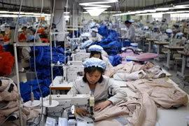 Công nhân Triều Tiên làm việc tại nhà máy thuộc Công ty do người Hàn Quốc làm chủ tại Khu công nghiệp chung Kaesong ngày 19/12/2013. (Nguồn: AFP/TTXVN)
