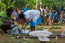 Máy bay không người lái mang vắcxin trong một hộp xốp nhỏ. (Nguồn: UNICEF) 