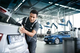 Kỹ thuật viên chăm sóc và bảo dưỡng xe theo tiêu chuẩn toàn cầu của BMW. (Nguồn: Vietnam+) 