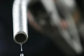 Bơm xăng tại một trạm xăng ở Tehran. (Nguồn: AFP/TTXVN)