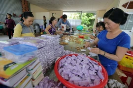 Cơ sở Hồng Phúc ở xã Thới Sơn, thành phố Mỹ Tho (Tiền Giang) làm kẹo dừa truyền thống. (Ảnh: Trần Việt/TTXVN)