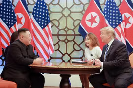 Tổng thống Mỹ Donald Trump (phải) và nhà lãnh đạo Triều Tiên Kim Jong-un (trái) trong cuộc gặp tại Hà Nội ngày 28/2/2019. (Nguồn: AFP/TTXVN) 
