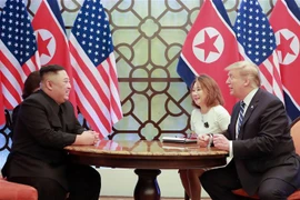 Tổng thống Mỹ Donald Trump (phải) và nhà lãnh đạo Triều Tiên Kim Jong-un (trái) trong cuộc gặp tại Hà Nội ngày 28/2/2019. (Nguồn: AFP/TTXVN) 