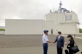 Bộ trưởng Quốc phòng Nhật Bản Itsunori Onodera (giữa) trong chuyến thăm hệ thống lá chắn tên lửa đặt trên mặt đất (Aegis Ashore) ở Kauai, đảo Hawaii ngày 10/1. (Nguồn: Kyodo/TTXVN)