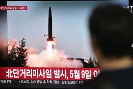 Người dân theo dõi qua màn hình vô tuyến tại nhà ga đường sắt ở Seoul, Hàn Quốc hình ảnh tên lửa Triều Tiên được phóng thử nghiệm ngày 25/7/2019. (Nguồn: AFP/TTXVN) 