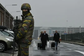 Lực lượng an ninh Bỉ gác trên tuyến đường bên ngoài sân bay Zaventem, một ngày sau vụ đánh bom kép, ngày 23/3. (Nguồn: AFP/TTXVN)