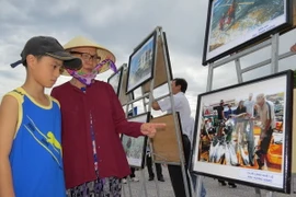 Triển lãm ảnh “Biển đảo quê hương” bên Tượng đài Mẹ Suốt