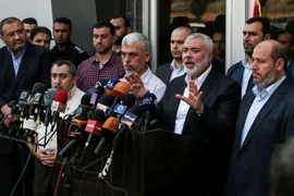 Lãnh đạo phong trào Hamas Ismail Haniyeh (thứ 2, phải) phát biểu trong cuộc họp báo tại Gaza. (Nguồn: AFP/TTXVN)