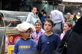 Người dân Syria được trở lại hoạt động thường nhật hàng ngày tại Damascus ngày 27/2, sau khi lệnh ngừng bắn có hiệu lực. (Nguồn: THX/TTXVN)