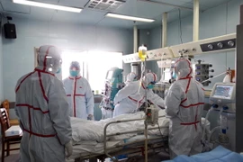 Điều trị cho bệnh nhân nhiễm virus cúm gia cầm H7N9 tại một phòng cách ly trong bệnh viện ở Vũ Hán, tỉnh Hồ Bắc, Trung Quốc ngày 12/2. (Nguồn: AFP/TTXVN)
