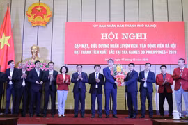 Chủ tịch Ủy ban Nhân dân thành phố Hà Nội Nguyễn Đức Chung tặng hoa, chúc mừng các bộ môn của đoàn thể thao Việt Nam. (Ảnh: Lâm Khánh/TTXVN) 