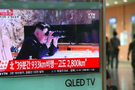 Hình ảnh phát trên truyền hình ở một nhà ga Seoul (Hàn Quốc) cho thấy Nhà lãnh đạo Triều Tiên Kim Jong-Un theo dõi vụ phóng tên lửa đạn đạo liên lục địa ngày 4/7. (Nguồn: AFP/TTXVN)