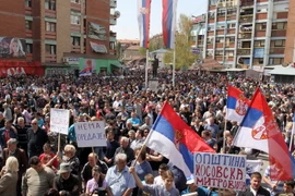 Người Serbia tại Kosovo tuần hành phản đối Hiệp định bình thường hóa quan hệ giữa Serbia và Kosovo tại thị trấn chia cắt Mitrovica ngày 22/4/2013. (Nguồn: AFP/TTXVN)