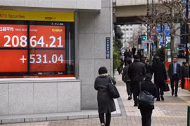 Bảng tỷ giá chứng khoán tại thủ đô Tokyo, Nhật Bản. (Nguồn: AFP/TTXVN) 