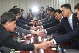 Phái đoàn đàm phán của Hàn Quốc (trái) và Phái đoàn đàm phán của Triều Tiên (phải) tại bàn đàm phán về khu công nghiệp chung Kaesong hồi năm 2014. (Nguồn: AFP/TTXVN)