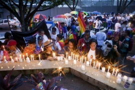Người dân Mỹ tưởng niệm các nạn nhân thiệt mạng trong vụ xả súng ở Orlando. (Nguồn: EPA/TTXVN)