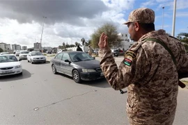 Binh sỹ Libya gác tại một điểm kiểm soát ở Tripoli. (Nguồn: AFP/TTXVN) 