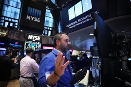 Giao dịch viên làm việc tại sàn giao dịch chứng khoán New York ngày 29/7. (Nguồn: AFP/TTXVN) 