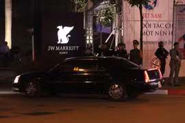 Chiếc xe The Beast (Quái thú) chở Tổng thống Mỹ Donald Trump về đến khách sạn Marriott JW. (Ảnh: Văn Điệp/TTXVN) 