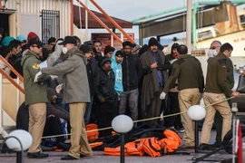 Tàu của Lực lượng bảo vệ bờ biển Thổ Nhĩ Kỳ chở người di cư tới cảng ở Izmir, Thổ Nhĩ Kỳ ngày 4/4. (Nguồn: AFP/TTXVN)