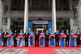 Phó Thủ tướng, Bộ trưởng Bộ Ngoại giao Phạm Bình Minh và các đại biểu cắt băng khai trương Trung tâm Báo chí quốc tế phục vụ Hội nghị Thượng đỉnh Mỹ-Triều Tiên lần thứ hai. (Ảnh: Văn Điệp/TTXVN) 