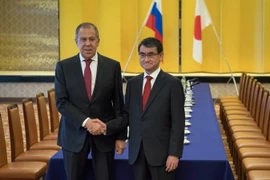 Ngoại trưởng Nhật Bản Taro Kono (phải) ngày 21/3 có cuộc hội đàm với người đồng cấp Nga Sergei Lavrov (trái). (Nguồn: AFP/TTXVN)