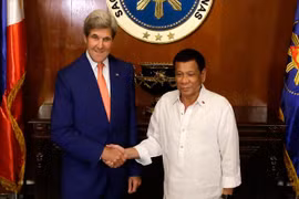 Ngoại trưởng Mỹ John Kerry và Tổng thống Philippines Rodrigo Duterte. (Nguồn: AP)