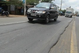 Tuyến Quốc lộ 1A đoạn qua địa bàn huyện Xuân Lộc (Đồng Nai) bị lún tạo thành rãnh. (Ảnh: Sỹ Tuyên/TTXVN)