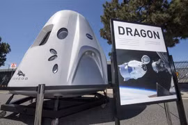 Tàu vũ trụ Dragon của SpaceX được trưng bày tại trụ sở SpaceX ở Los Angeles, Mỹ, ngày 21/7/2019. (Nguồn: AFP/TTXVN) 