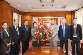 Đoàn đại biểu Ban đối ngoại Trung ương Đảng Nhân dân Cách mạng Lào đến Đại sứ quán Việt Nam tại Lào chúc mừng 89 năm Ngày thành lập Đảng Cộng sản Việt Nam. (Ảnh: Xuân Tú/TTXVN) 