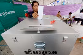 Cử tri bỏ phiếu tại một điểm bầu cử ở Phnom Penh, Campuchia ngày 29/7. (Nguồn: EPA/TTXVN) 
