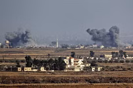 Khói bốc lên sau các cuộc không kích ở Syria. (Nguồn: AFP/TTXVN) 