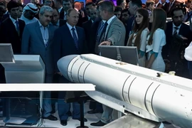 Tổng thống Vladimir Putin (thứ ba trái, hàng đầu) tại triển lãm không gian vũ trụ của Nga. (Nguồn: AFP/TTXVN)