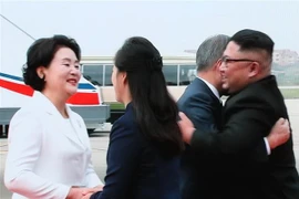 Nhà lãnh đạo Triều Tiên Kim Jong-un (phải) và phu nhân Ri Sol-ju (thứ 2, trái) đón Tổng thống Hàn Quốc Moon Jae-in (thứ 2, phải) cùng phu nhân Kim Jung-sook (trái) tại sân bay quốc tế Sunan ở thủ đô Bình Nhưỡng, sáng 18/9. (Nguồn: Yonhap/ TTXVN)