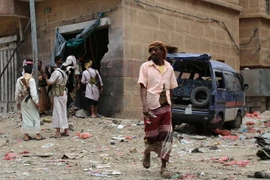 Cảnh đổ nát sau vụ phiến quân Houthi bắn rocket vào một khu chợ đông đúc ở Yemen hồi năm 2015. (Nguồn: AFP/TTXVN)