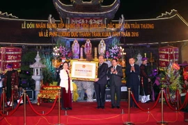 Phó Chủ tịch nước Nguyễn Thị Doan trao Bằng di tích quốc gia đặc biệt đền Trần Thương cho đại diện lãnh đạo tỉnh Hà Nam. (Nguồn: TTXVN) 