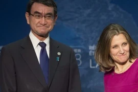 Ngoại trưởng Nhật Bản Taro Kono (trái) và người đồng cấp Canada Chrystia Freeland. (Nguồn: scmp.com)