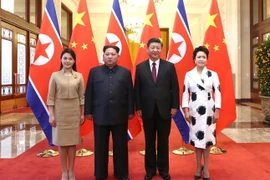 Chủ tịch Tập Cận Bình và phu nhân (phải) cùng nhà lãnh đạo Kim Jong-un và phu nhân (trái). (Nguồn: THX/TTXVN)