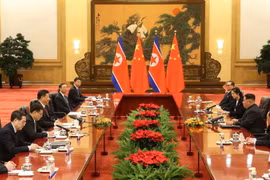 Chủ tịch Tập Cận Bình (thứ 4, trái) đã hội đàm với nhà lãnh đạo Kim Jong-un (thứ 2, phải) tại Đại Lễ đường Nhân dân ở thủ đô Bắc Kinh. (Nguồn: THX/TTXVN)