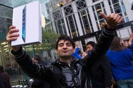 Vui mừng khi mua được chiếc iPad Air. (Nguồn: Reuters)