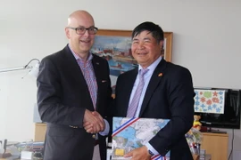 Thủ hiến bang Schleswig-Holstein, ông Albig Torsten, và Đại sứ Đoàn Xuân Hưng. (Ảnh: Mạnh Hùng/Vietnam+)