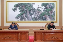 Tổng thống Hàn Quốc Moon Jae-in (trái) và Nhà lãnh đạo Triều Tiên Kim Jong-un tại lễ ký Thỏa thuận hòa bình trong cuộc gặp thượng đỉnh tại Bình Nhưỡng ngày 19/9. (Nguồn: AFP/TTXVN) 