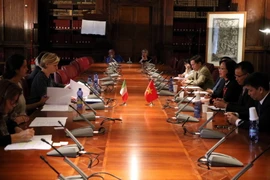 Phó Tổng cục trưởng Tổng cục Du lịch Nguyễn Thị Thanh Hương cùng Đại sứ Cao Chính Thiện làm việc với Thứ trưởng Bộ Di sản, Văn hóa và Du lịch Italy Dorina Bianchi. (Ảnh: Ngự Bình/TTXVN)