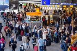 Hành khách đợi làm thủ tục tại sân bay ở Frankfurt. (Nguồn: AFP/TTXVN)