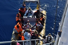 Tàu của Hải quân Italy tham gia chiến dịch giải cứu hàng trăm người nhập cư trên Địa Trung Hải ngày 29/7. (Nguồn: EPA/TTXVN)