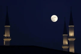 Thế giới chiêm ngưỡng "trăng lạnh" lần đầu tiên sau 38 năm